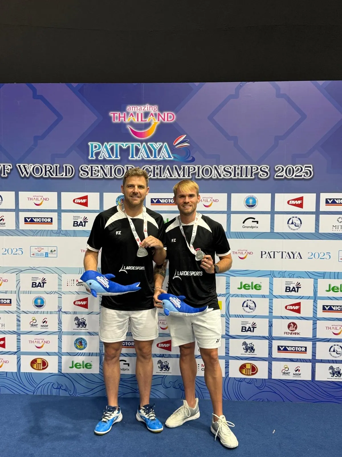 Brice Leverdez et Laurent Constantin avec leurs médailles d'argent aux Championnats du monde vétérans 2025 à Pattaya