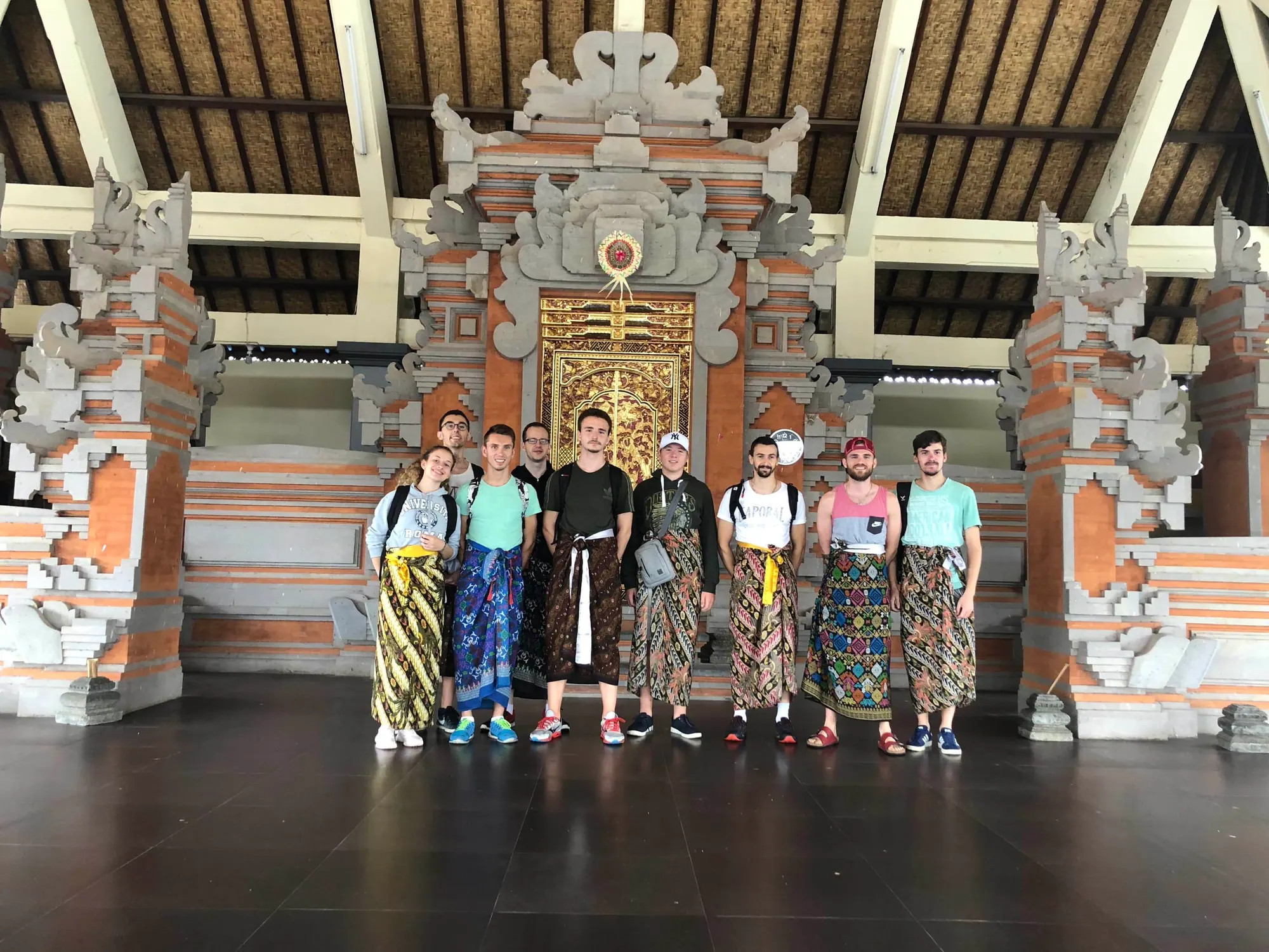 Le groupe Fuzions en sarong devant un temple balinais lors d’une édition précédente